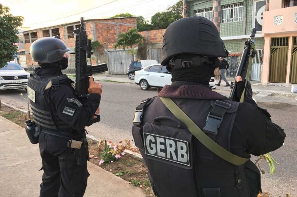 Policiais em uma das vertentes da Operação, na Coroa do Meio (Foto: Divulgação/SSP/SE)
