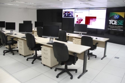 Clóvis Barbosa inaugura Sala de Imprensa, laboratório de asfalto e outras melhorias no TCE  (Foto: DICOM/TCE)