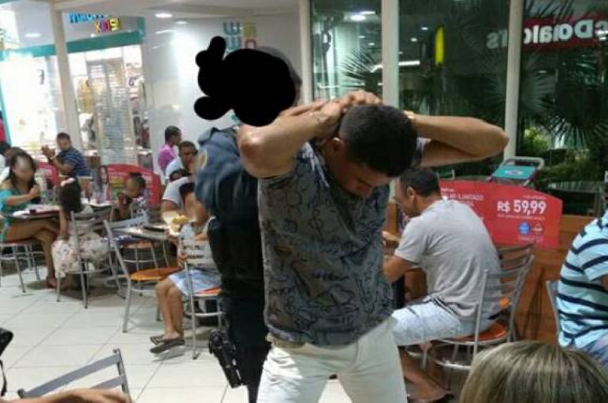 José Tiago foi preso na praça de alimentação (Foto: reprodução/redes sociais)
