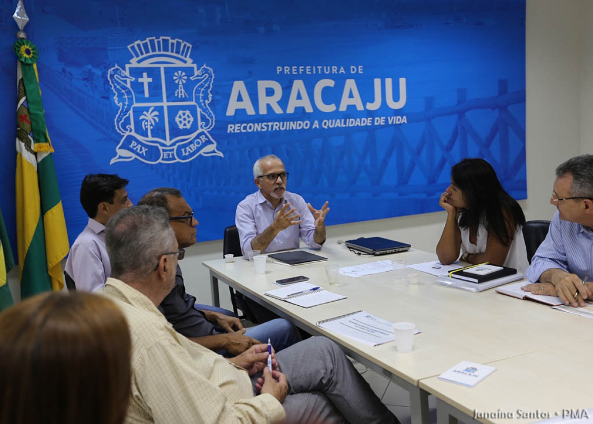 Prefeito de Aracaju e secretários discutem elaboração do Plano Municipal de Habitação (Foto: Janaína Santos/PMA)