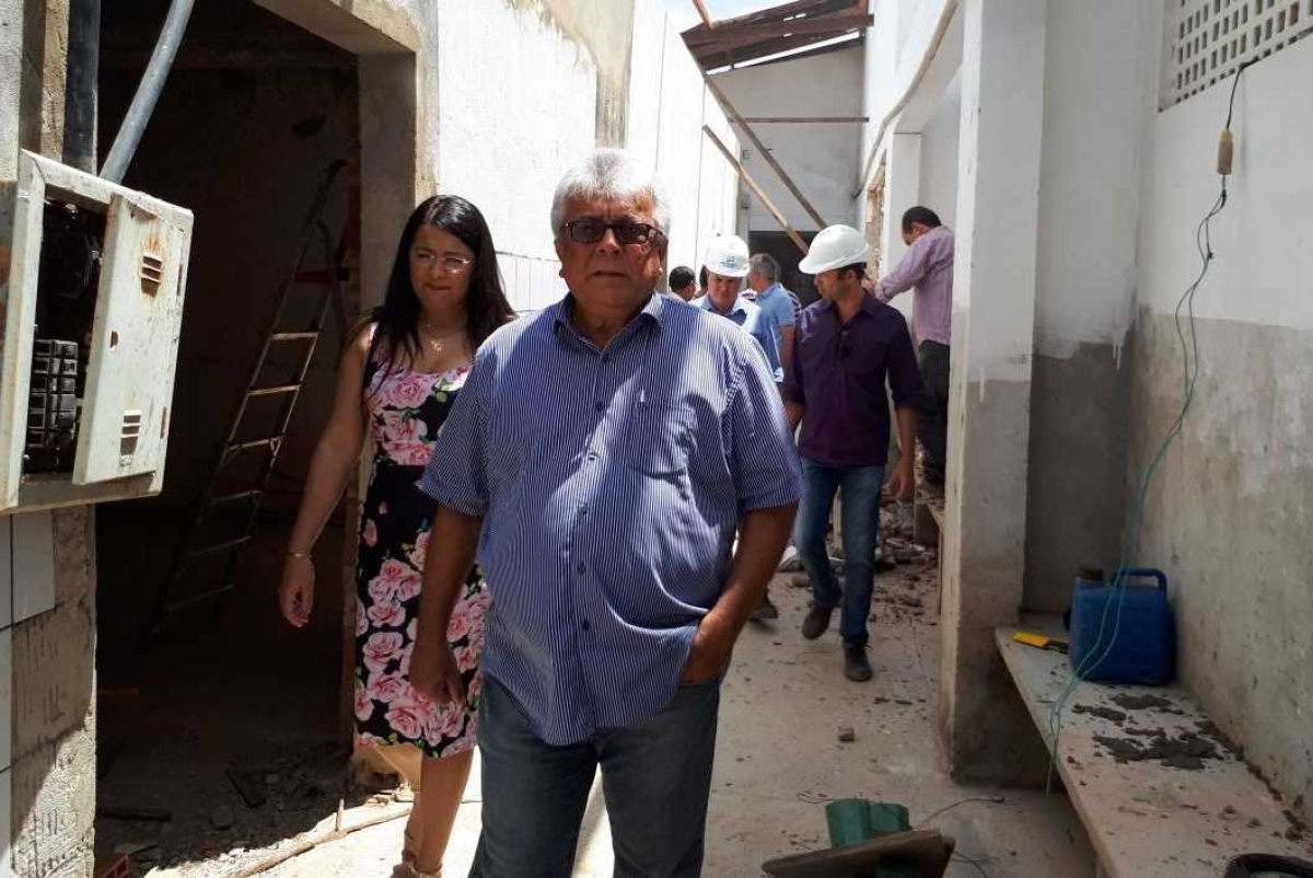 Almeida visita obra do Hospital de Glória que está prevista para ser concluída no final deste mês (Foto: SES/SE)