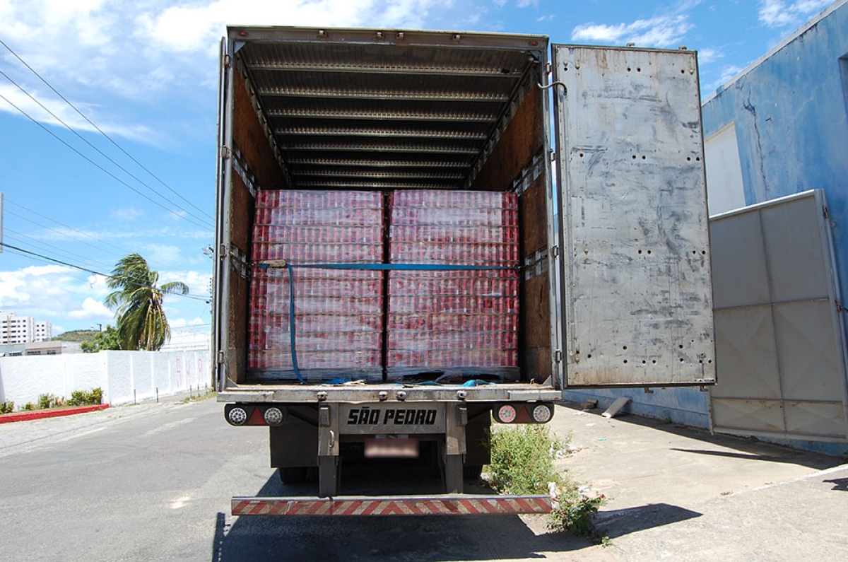 Carregamento de cerveja é retido pela Sefaz/Sergipe em Cristinápolis por irregularidades na documentação fiscal (Foto: Sefaz/SE)