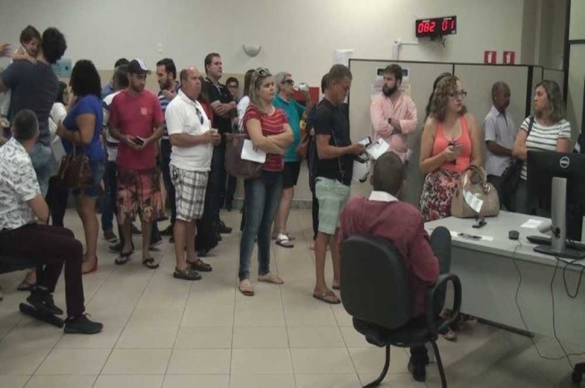 Filas se alongaram e espera foi superior a uma hora e meia (Foto: Portal Infonet) 