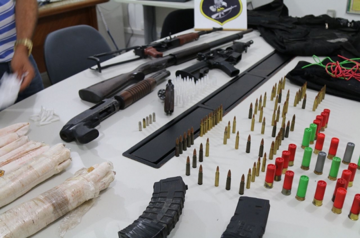Explosivos, armas de guerra e dinheiro foram apreendidos (Foto: SSP/SE) 