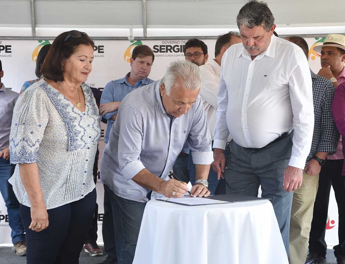 Governador de Sergipe assina ordem de serviço para implantar sistema de abastecimento de água em Siriri (Foto: Marcelle Cristinne/ASN)