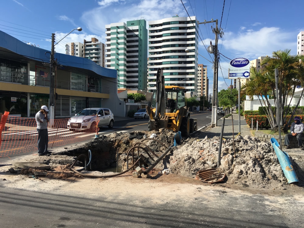 Obra da Deso destruiu pavimento que havia sido recuperado pela Emurb (Foto: PMA)