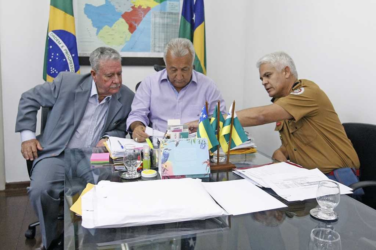 Governador de Sergipe assina revogação que garante ascensão de carreira para Bombeiros (Foto: Victor Ribeiro/ASN)