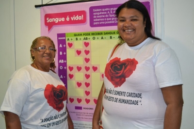 Técnica de enfermagem e responsável pela ação, Darci dos Santos, e a doadora Dayana (Foto: SES/SE)