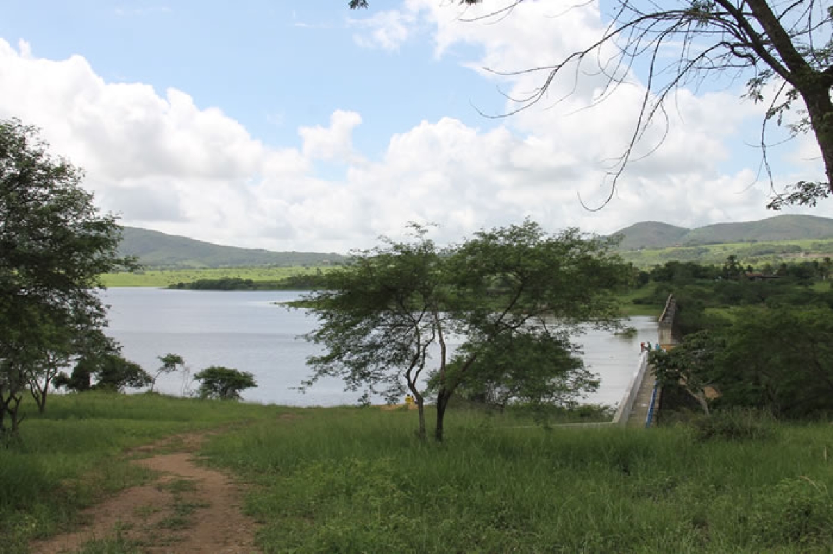 Fornecimento de água para irrigação no Jacarecica I estava suspenso devido a baixa vazão da barragem que agora encheu (Foto: Fernando Augusto/Cohidro/SE)