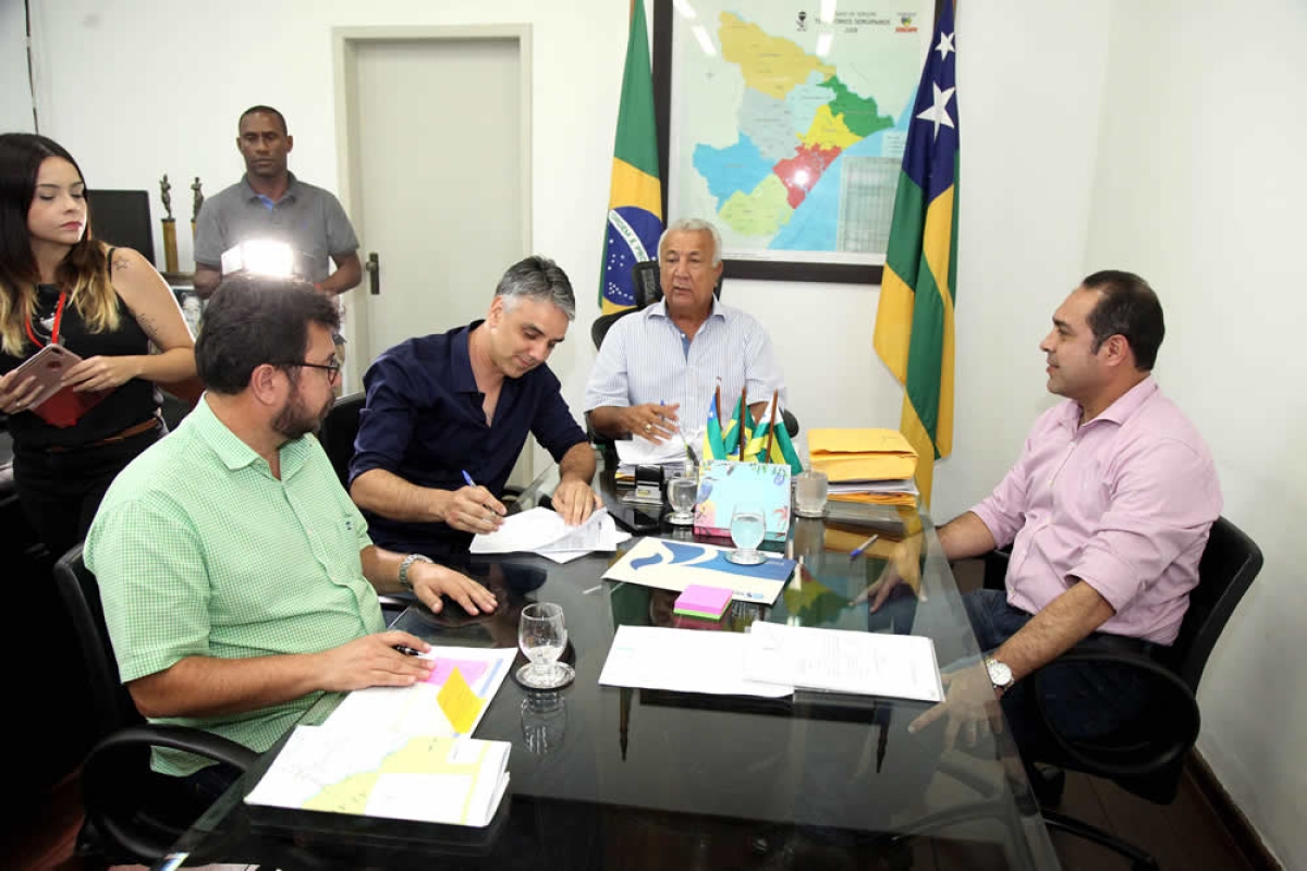 Governador de Sergipe assina contratos para obras de mais de R$ 9 milhões em Lagarto e Aracaju (Foto: Andre Moreira/ASN)