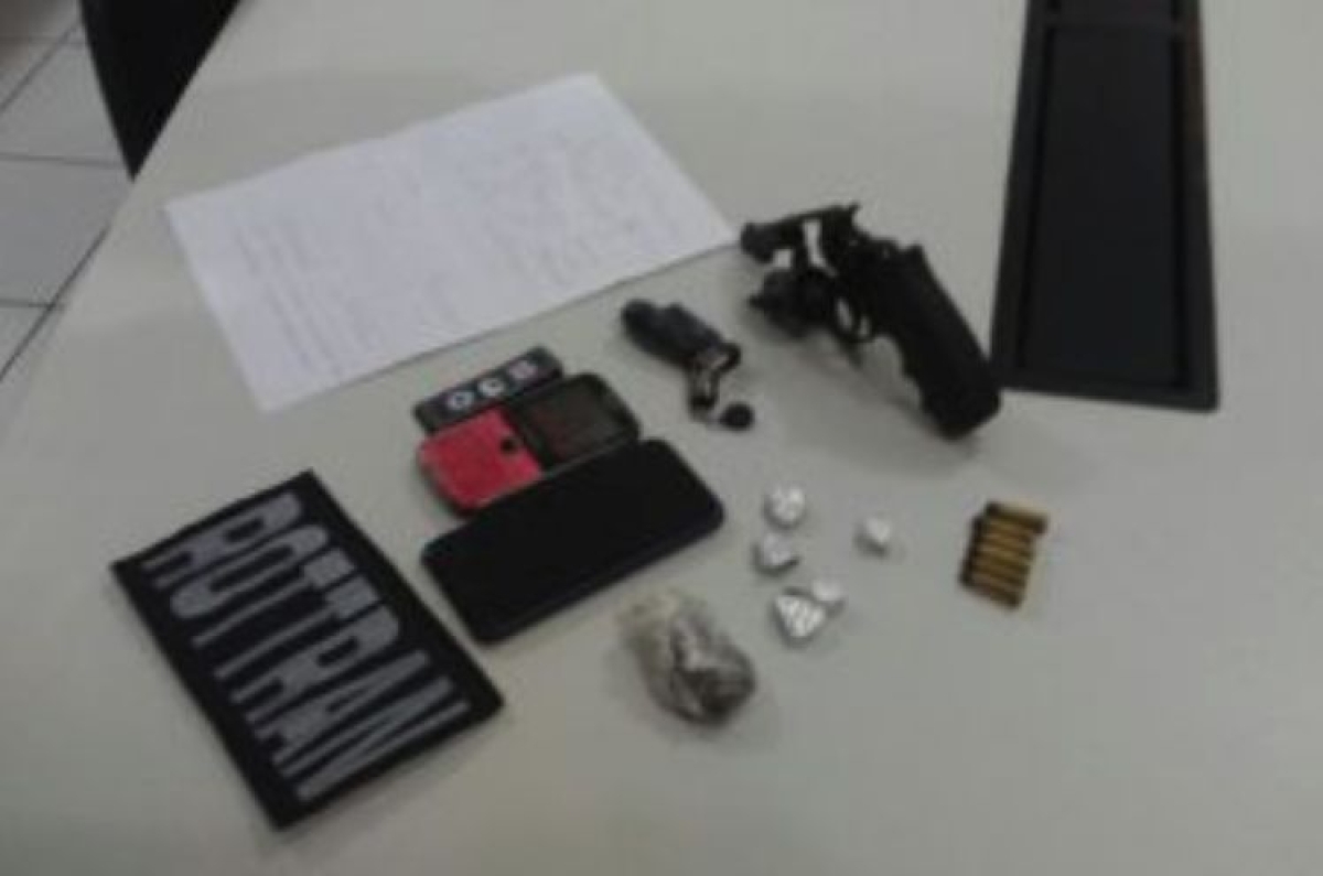 Arma de fogo é apreendida após troca de tiros com suspeito de tráfico de drogas (Foto: SSP/SE)