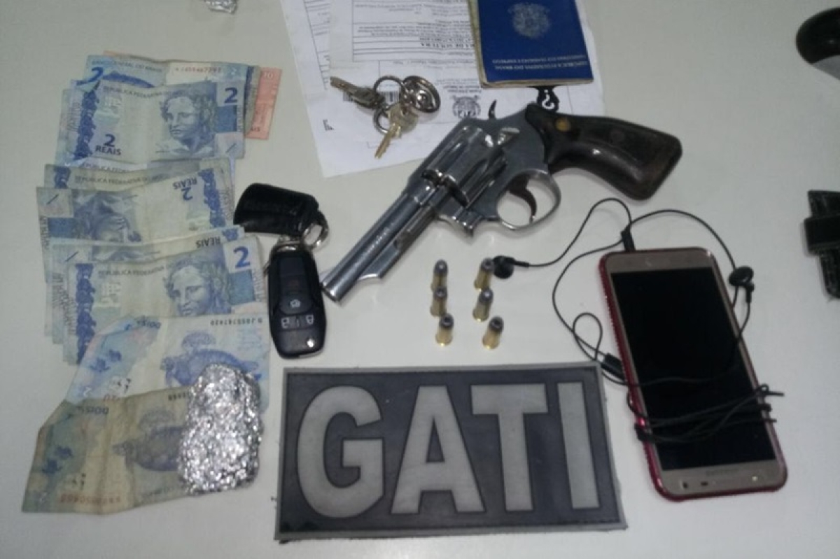 PM prende três homens e apreende um menor com arma e droga em um táxi (Foto: PM/SE)