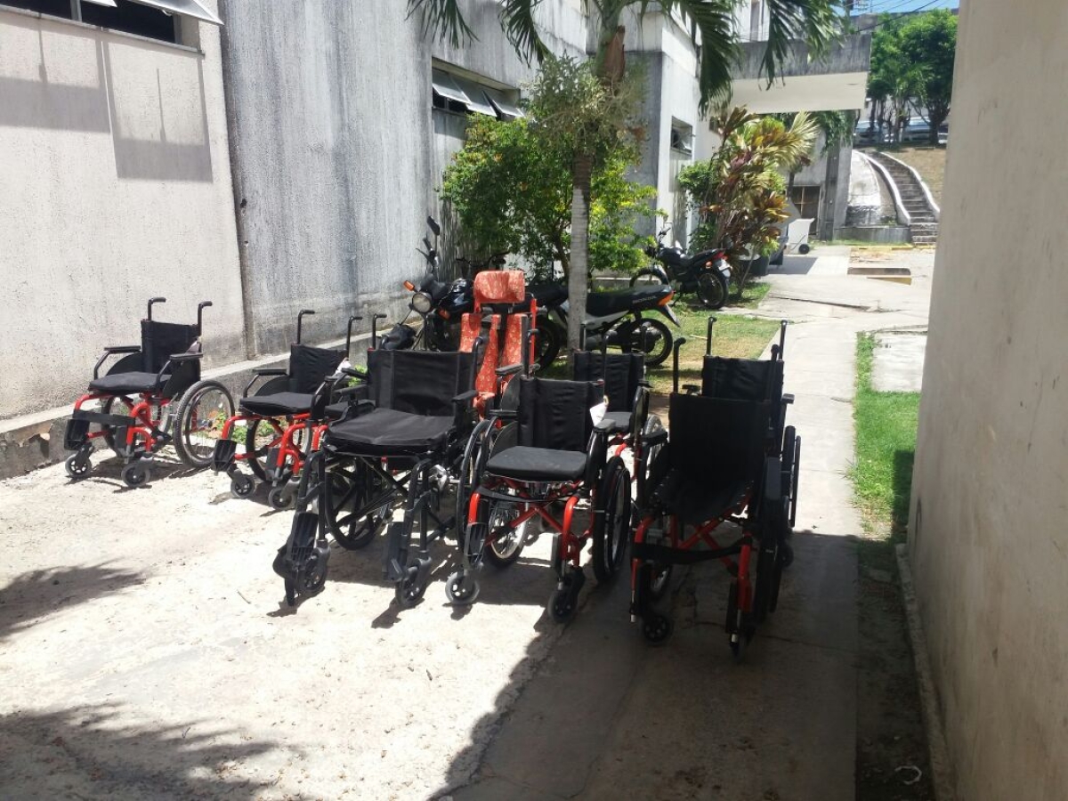 Huse recebe cadeiras de rodas para maior assistência aos usuários (Foto: SES/SE)