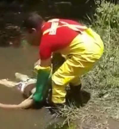 Corpo sendo resgatado (Foto: Reprodução/Redes Sociais)