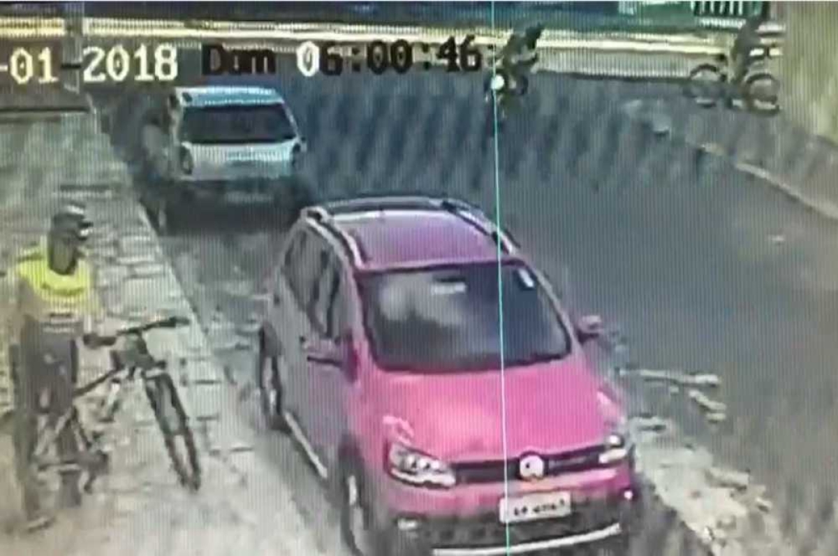 Dois homens em uma moto levaram o celular de um fotógrafo (Foto: Reprodução/Via Portal Infonet)