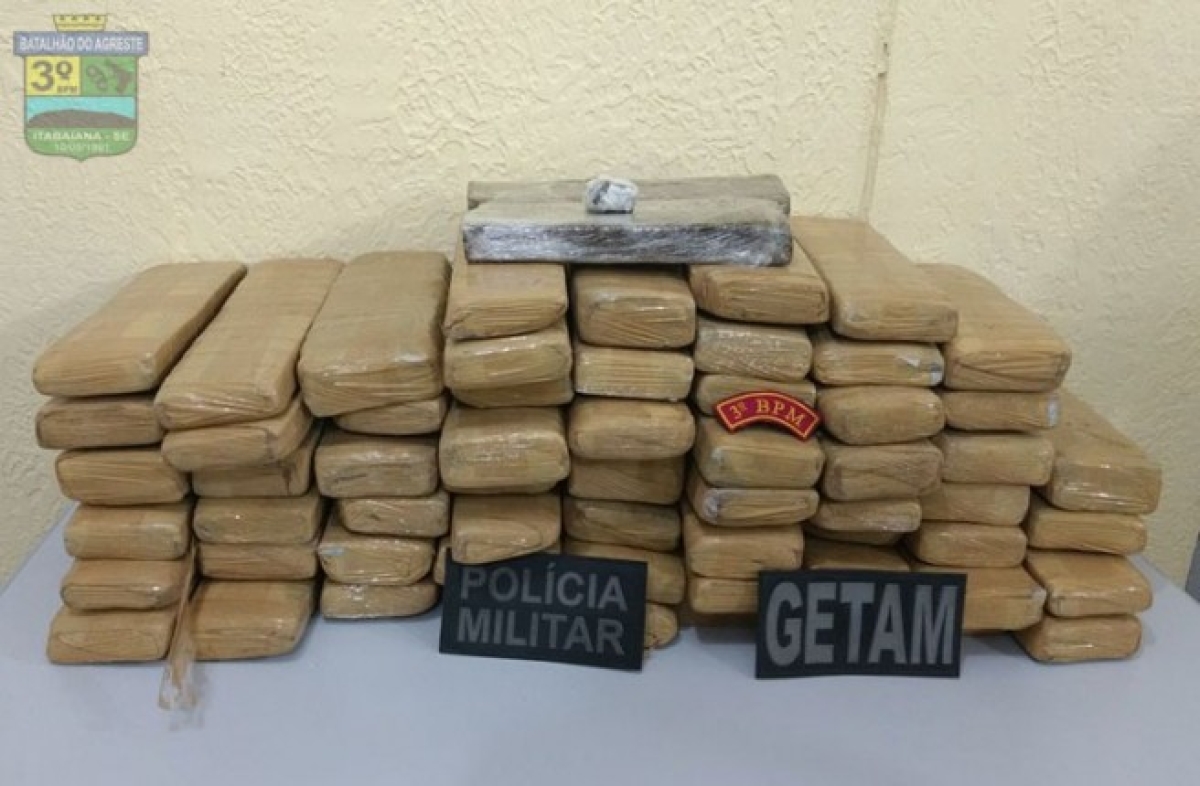 Três pessoas são presas em posse de 70 kg de maconha. Eles esperavam pela droga em Itabaiana (Foto: Portal Itnet)