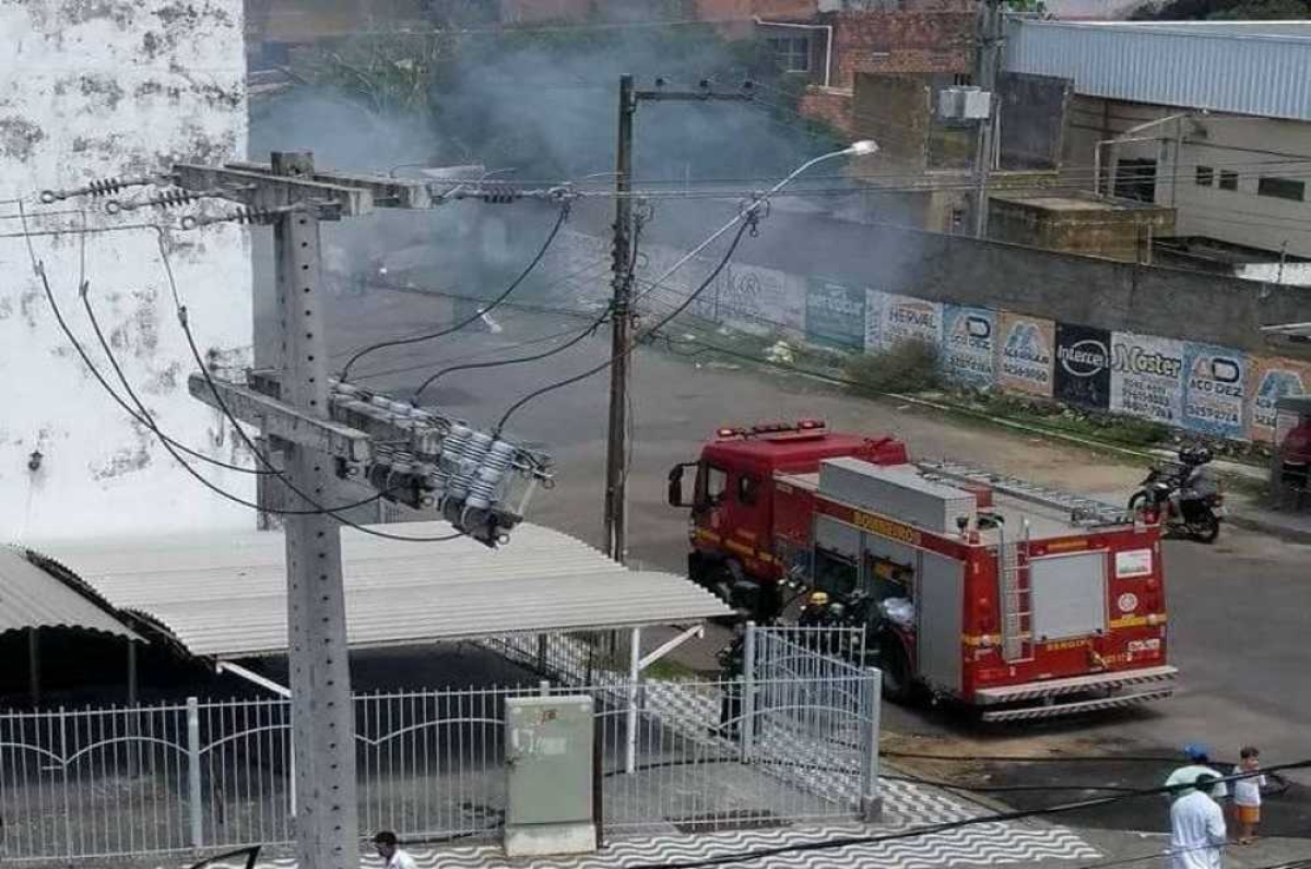 No local, não houve registro de vítimas, segundo os Bombeiros (Foto: Reproduçã/Facebook/Aracaju Agora Notícias/Via Portal Infonet)