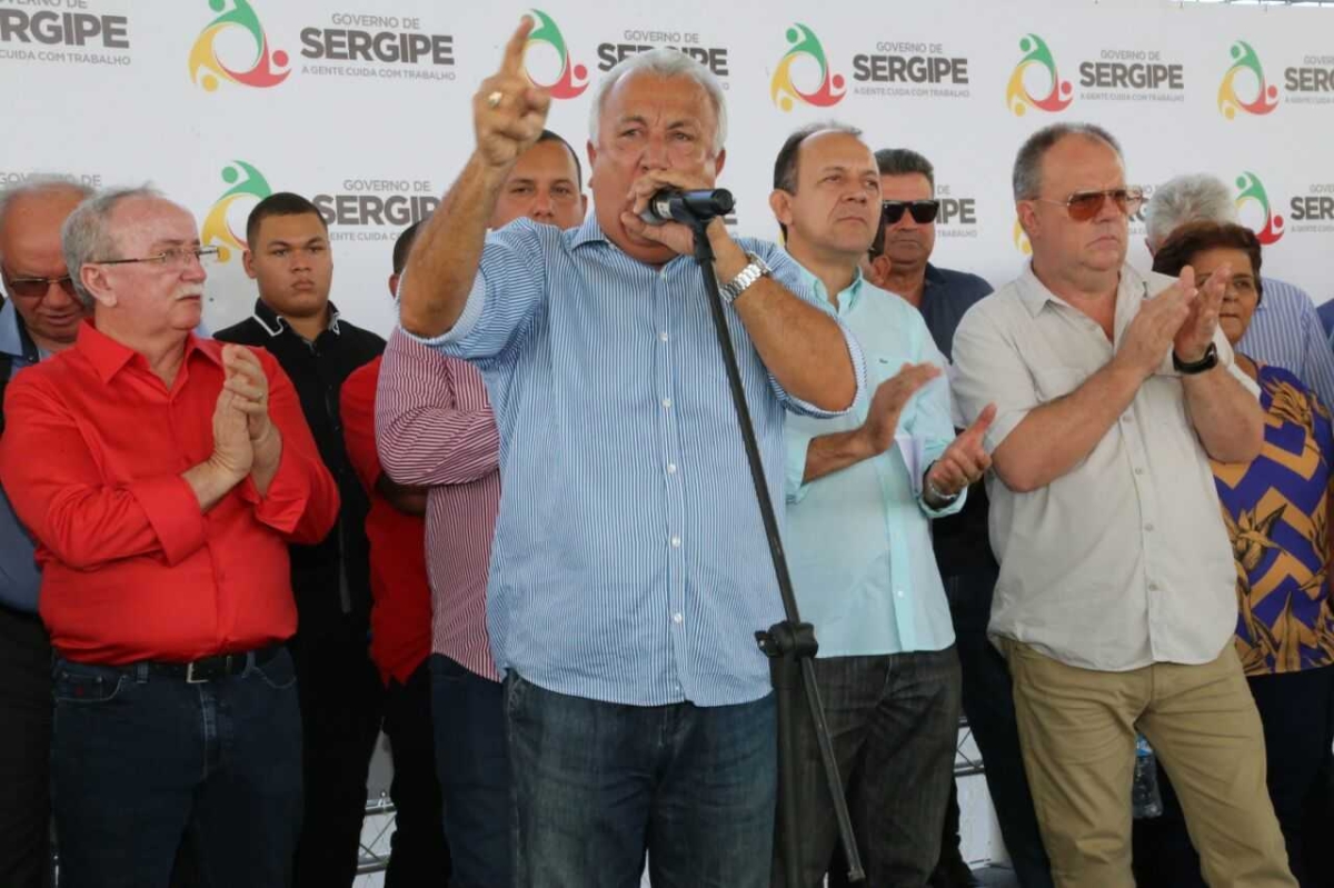 Governador de Sergipe sanciona lei que regulamenta Política Estadual da Carcinicultura e é homenageado por produtores de camarão 
(Foto: Jorge Henrique/ASN)