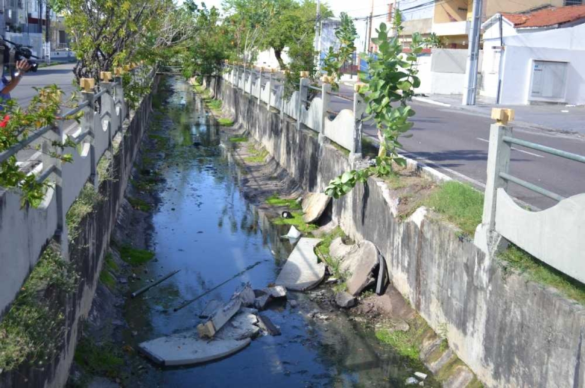 Acidente faz com que carro caia em canal da avenida Gonçalo Prado Rolemberg (Foto: Portal Infonet)