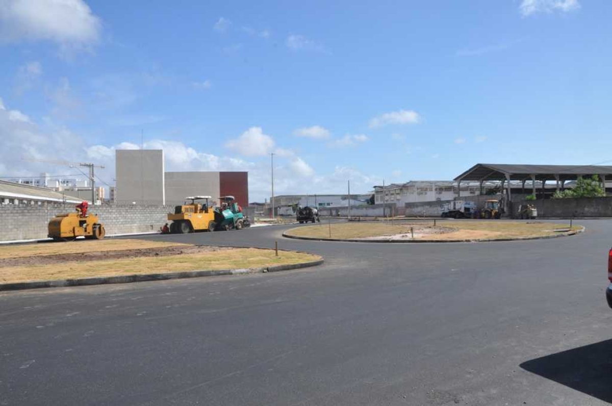 Trecho da Avenida Quirino, no Bairro Inácio Barbosa, recebe obras para Interligação das Avenidas Rio de Janeiro e Gasoduto (Foto: Seinfra/SE)