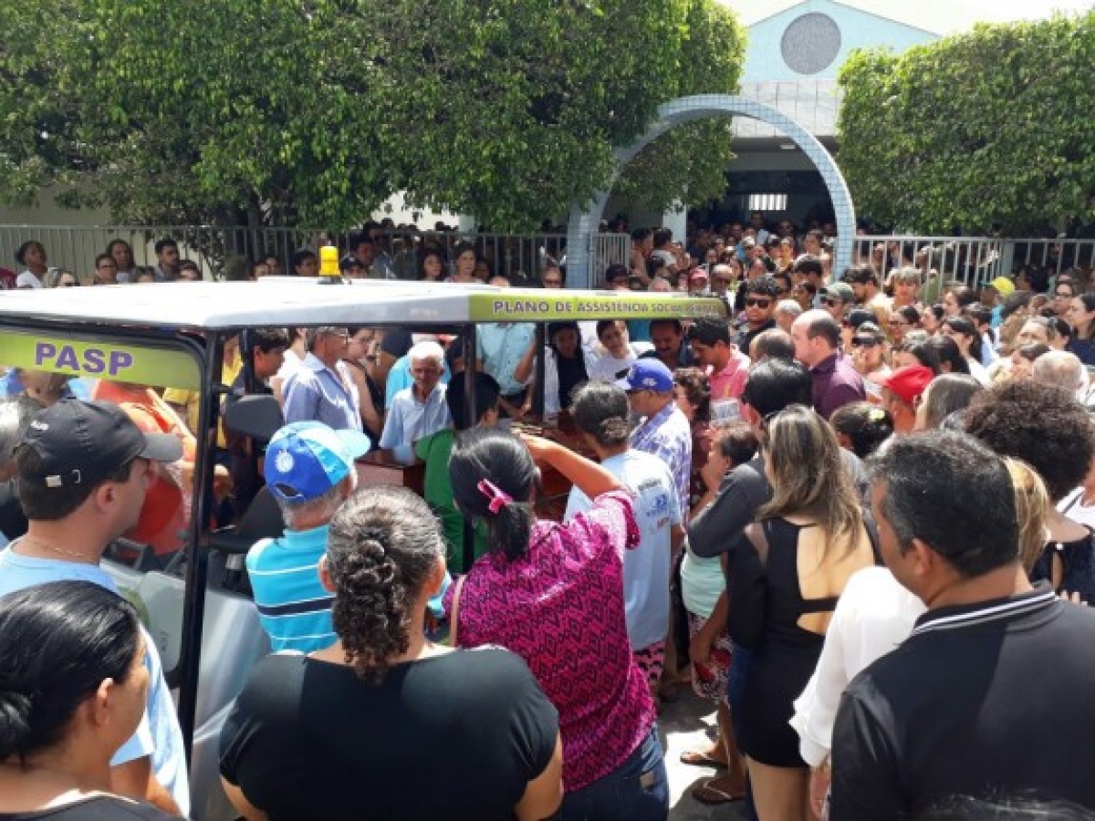 Comoção: familiares, amigos e populares se despedem da jovem Andresa Karina (Foto: Portal Itnet)