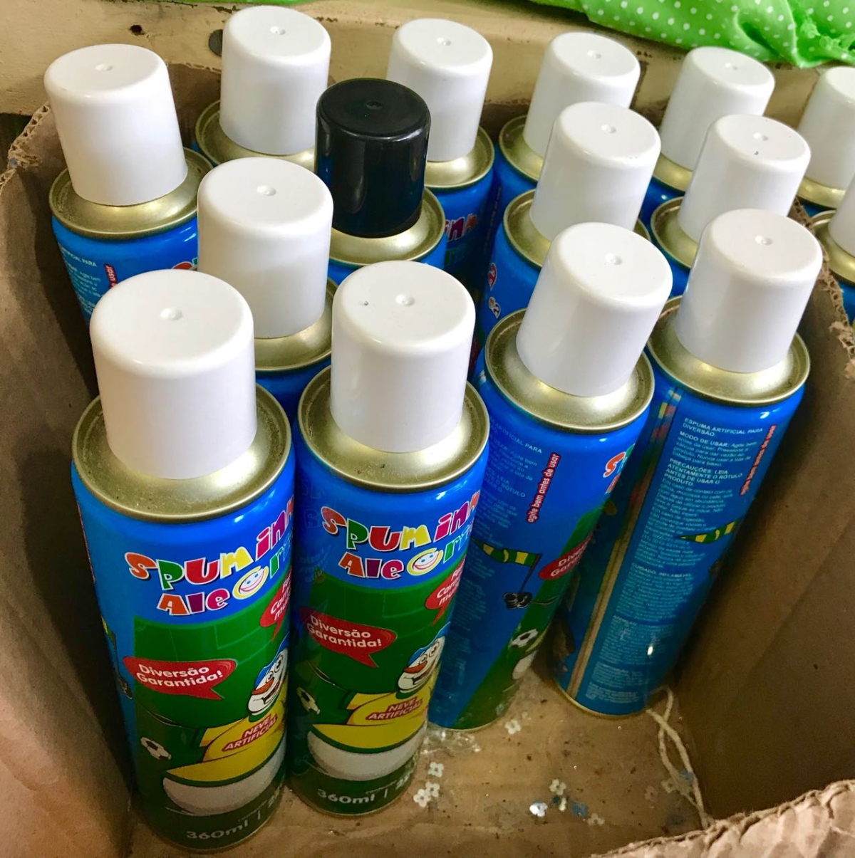 O gás utilizado para fazer com que o mecanismo de spray funcione é derivado de petróleo, altamente inflamável e prejudicial à saúde (Foto: SMS/Aracaju)