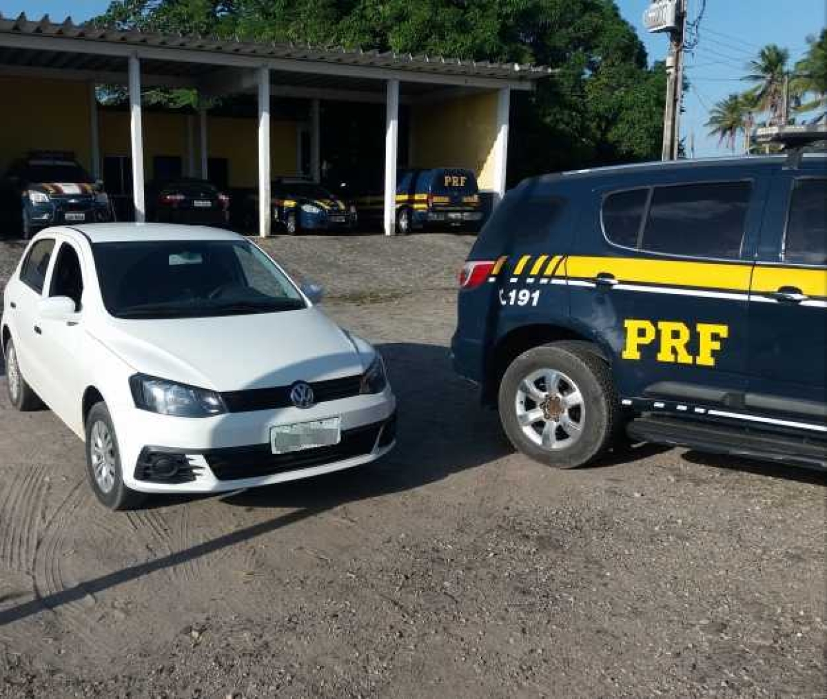 Equipe PRF recupera veículo com placas adulteradas e restrição de roubo/furto (Foto: PRF)