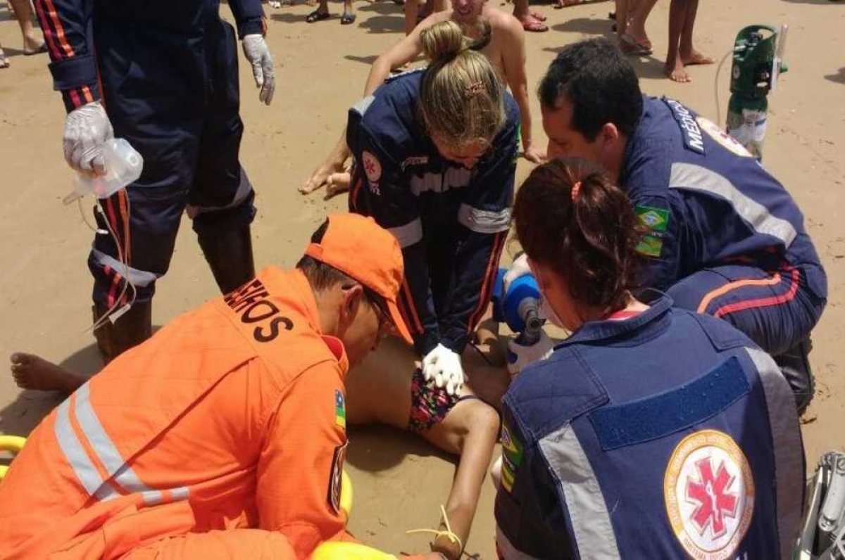 Socorristas tentam reanimar Eliana, mas ela não resiste (Foto: CBM/SE)