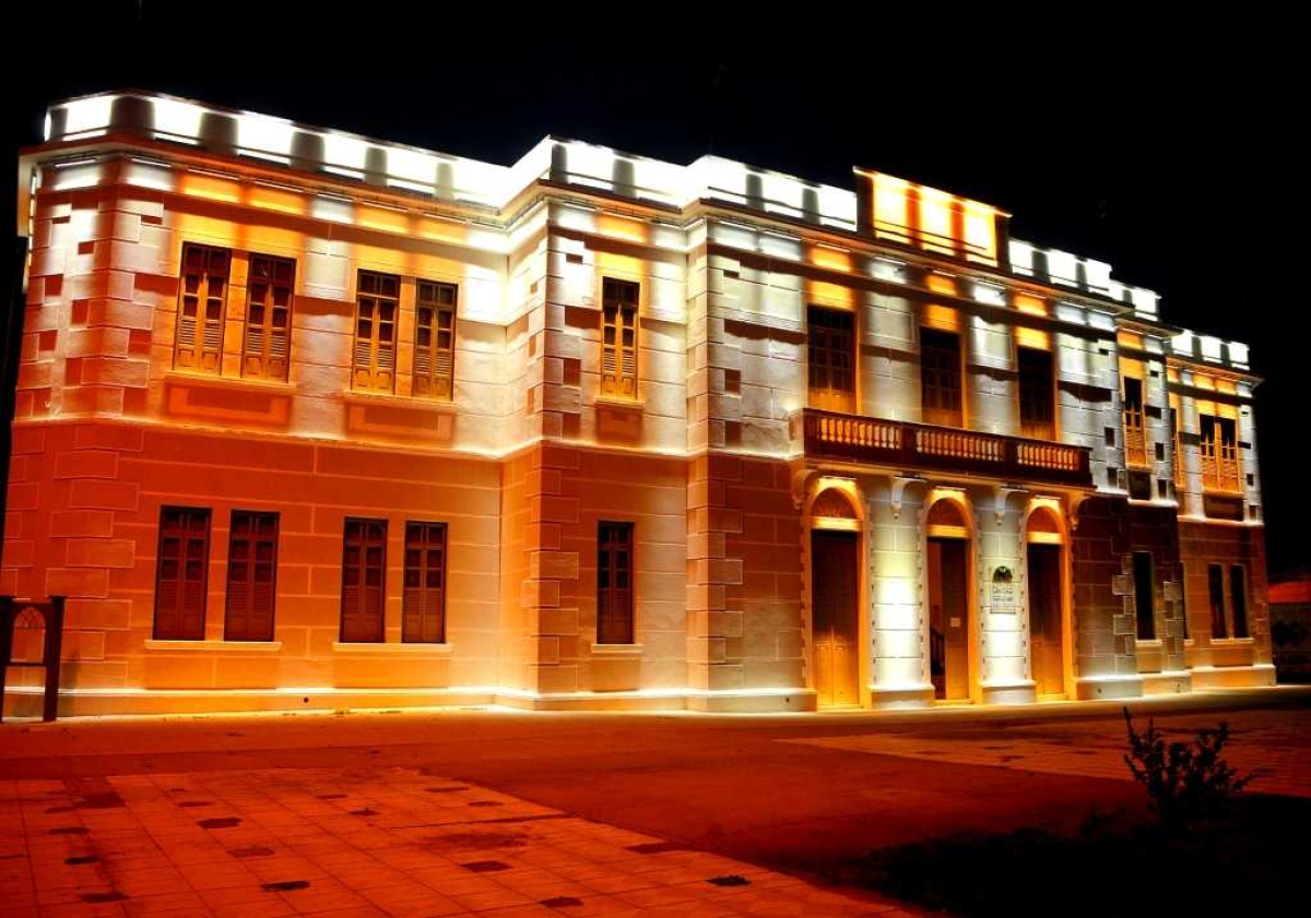 Por fora, o local é quase uma obra de arte no Centro de Aracaju (Foto: Edinah Mary)