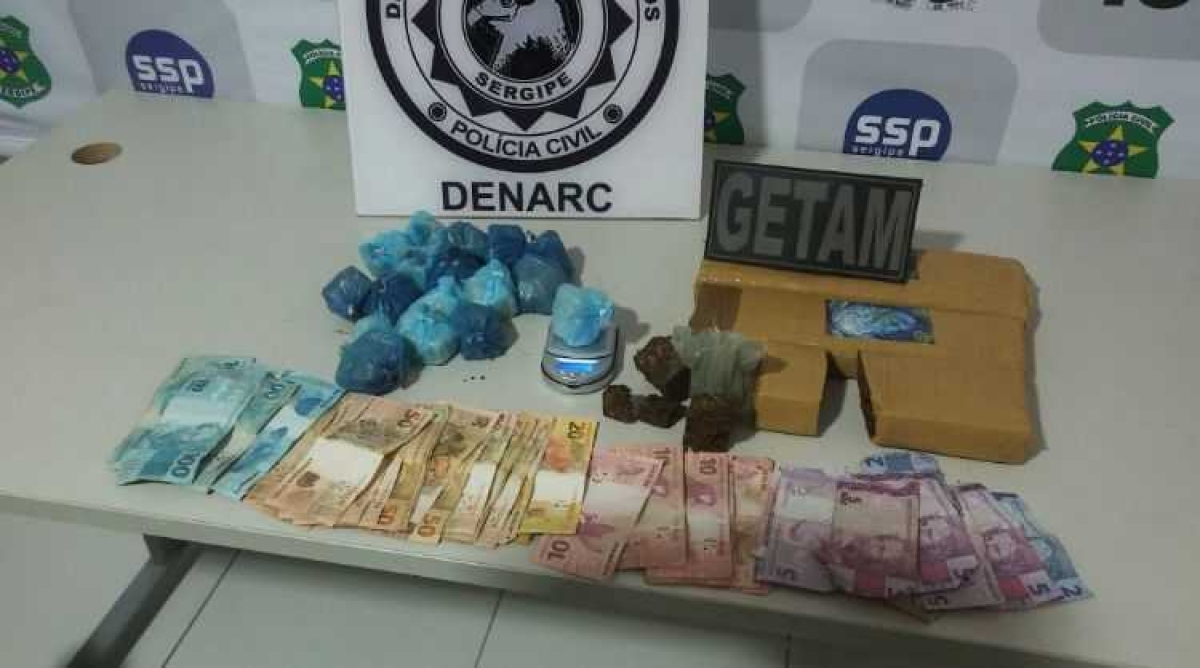 Denarc e Getam prendem traficante e apreendem crack e maconha (Foto: SSP/SE)