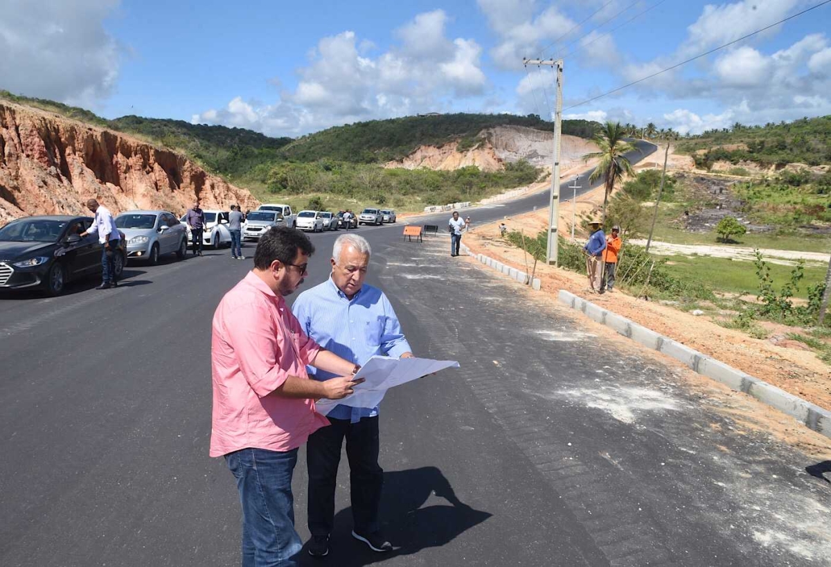 O primeiro ponto de parada da comitiva foi na rodovia Pirambu-Pacatuba, formada pelas rodovias SE-100 e SE-439 (Foto: Marcelle Cristinne/ASN)