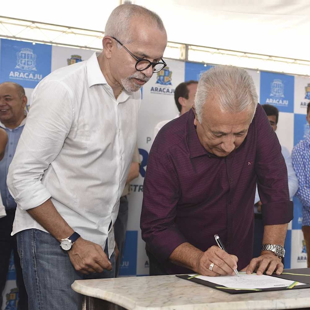 Jackson explicou que o conjunto de obras levadas à região faz parte de um convênio do Estado com a Prefeitura. A parte da drenagem, de responsabilidade do Estado, já foi realizada (Foto: Marcelle Cristinne/ASN)
