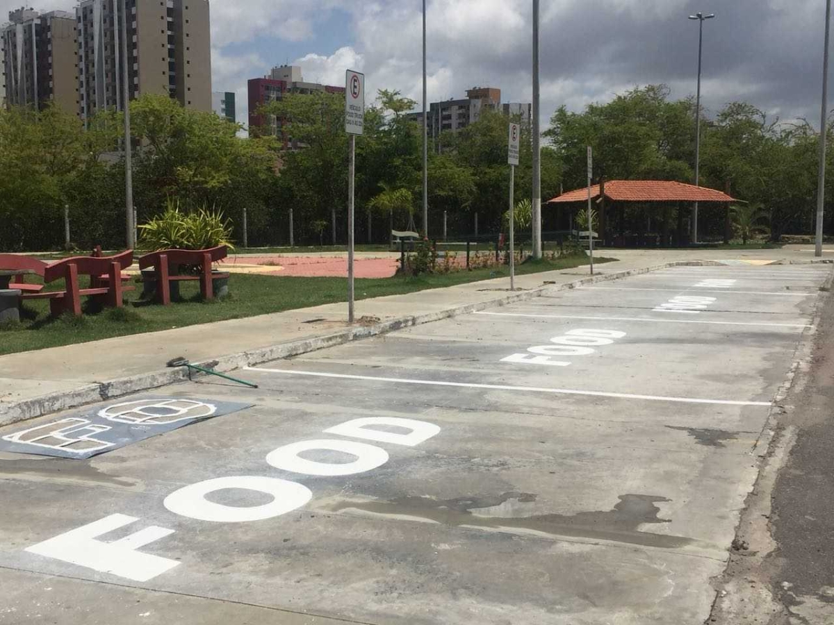A SMTT iniciou a demarcação dos espaços e a sinalização com placas (Foto: Emsurb)