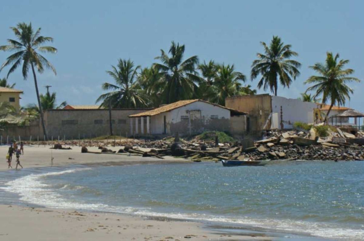 Capela na Praia do Saco sofre com o avanço do mar (Foto: Arquivo Portal Infonet)