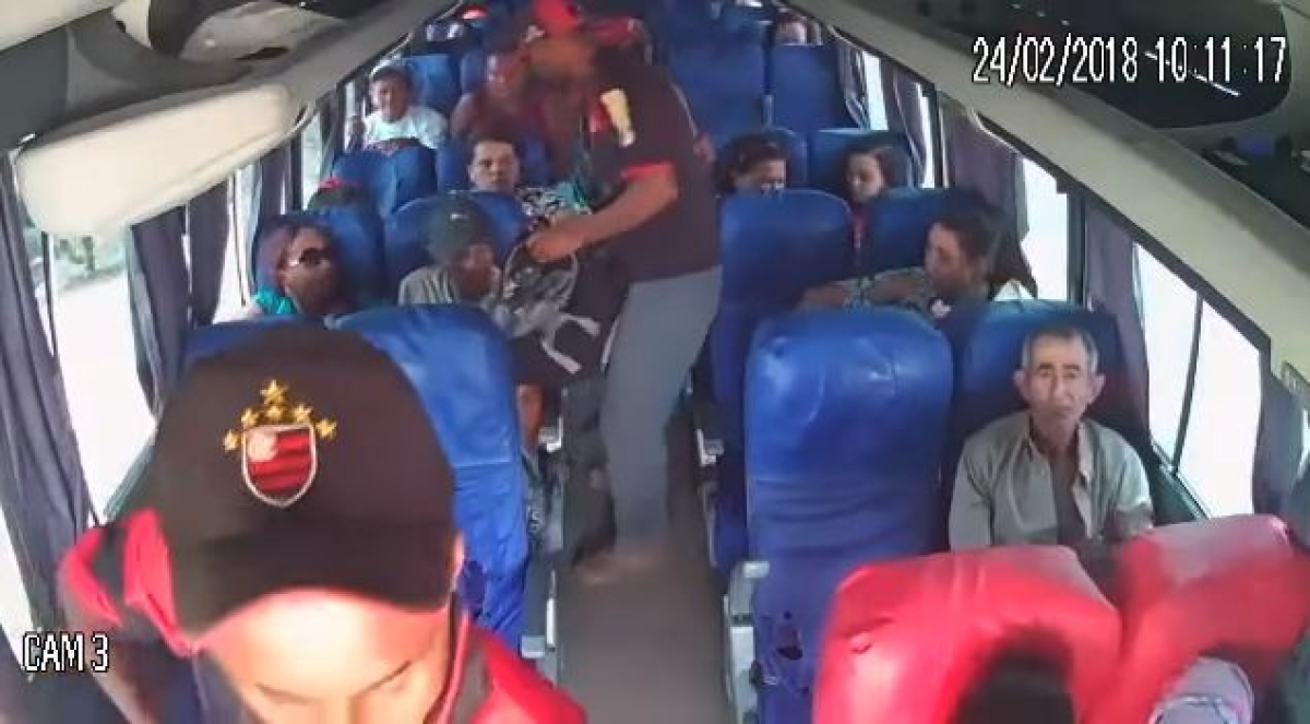 Dupla assalta micro-ônibus que faz linha Lagarto/Aracaju; assista o vídeo (Imagem: Reprodução/YouTube/Via Lagarto Como Eu Vejo)