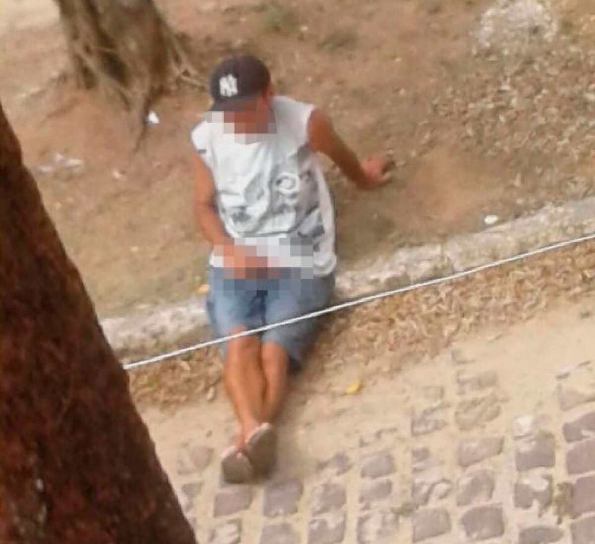 Homem é flagrado se masturbando em via pública  (Foto: Lagarto Como Eu Vejo)