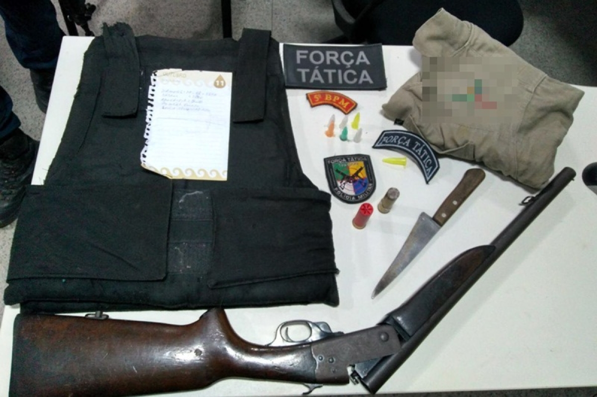 PM apreende arma de fogo, colete balístico e moto roubada (Foto: PM/SE)