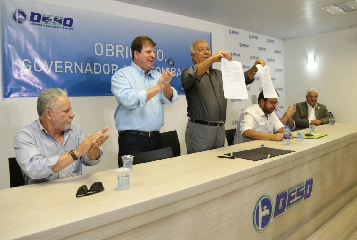 Governador de Sergipe assina ofício para fim dos estudos de privatização da Deso (Foto: Jorge Henrique/ASN)