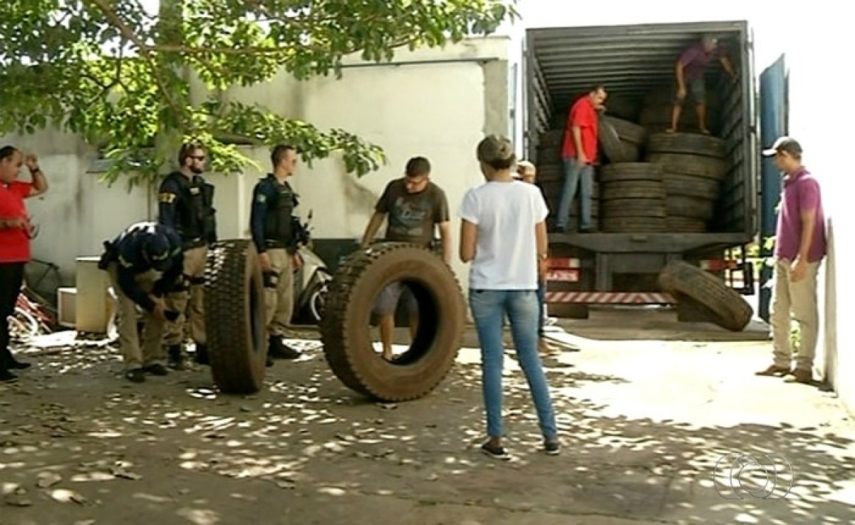Mulher é presa acusada de integrar quadrilha que agia em seis estados roubando pneus de caminhões (Imagem: Reprodução/TV Anhanguera)
