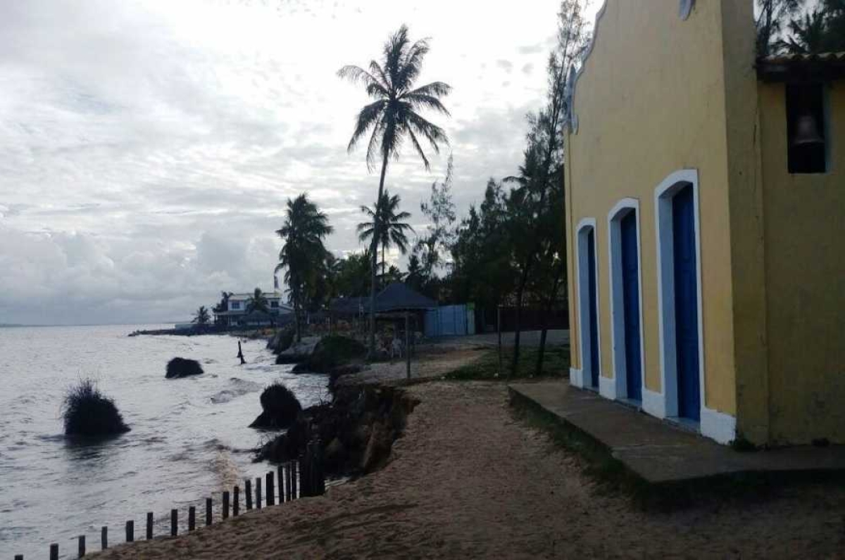 Avanço do mar ameaça estrutura da igreja (Foto: Fábio Santana)
