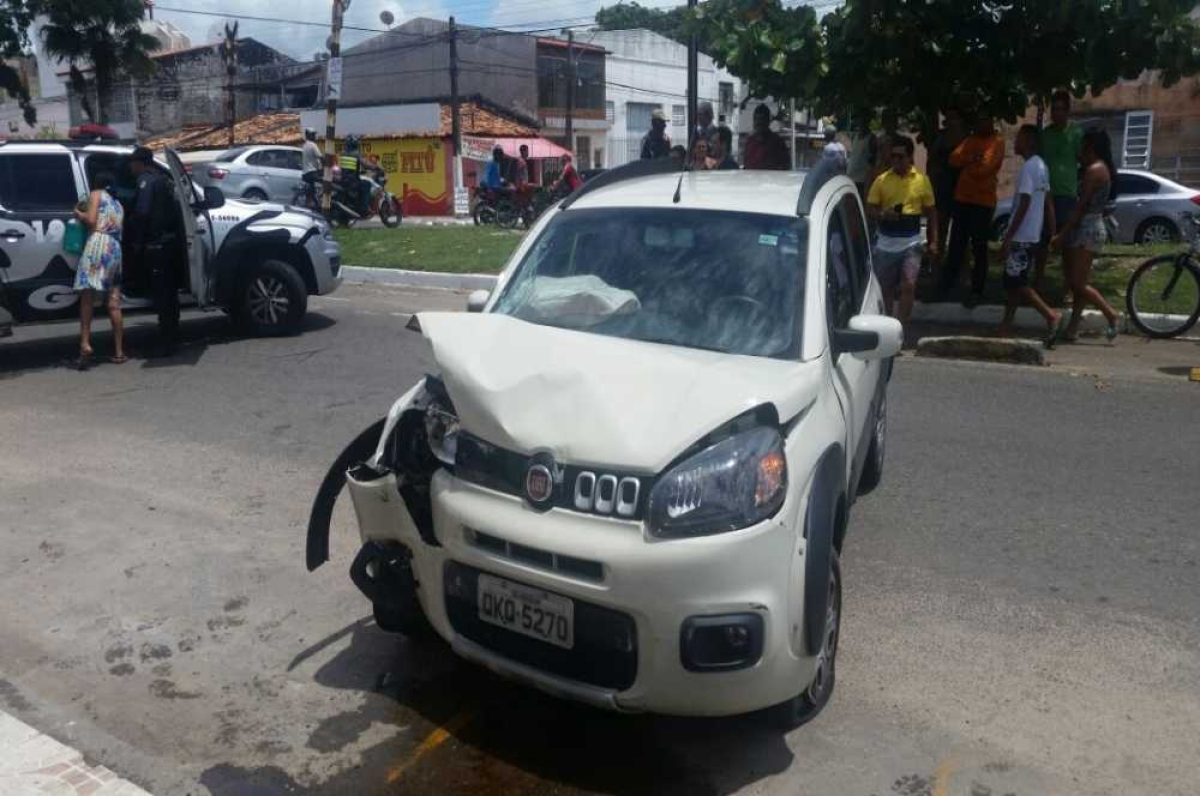 Carro colide contra residência durante fuga (Foto: Enviada Por Internauta/Via Portal Infonet)