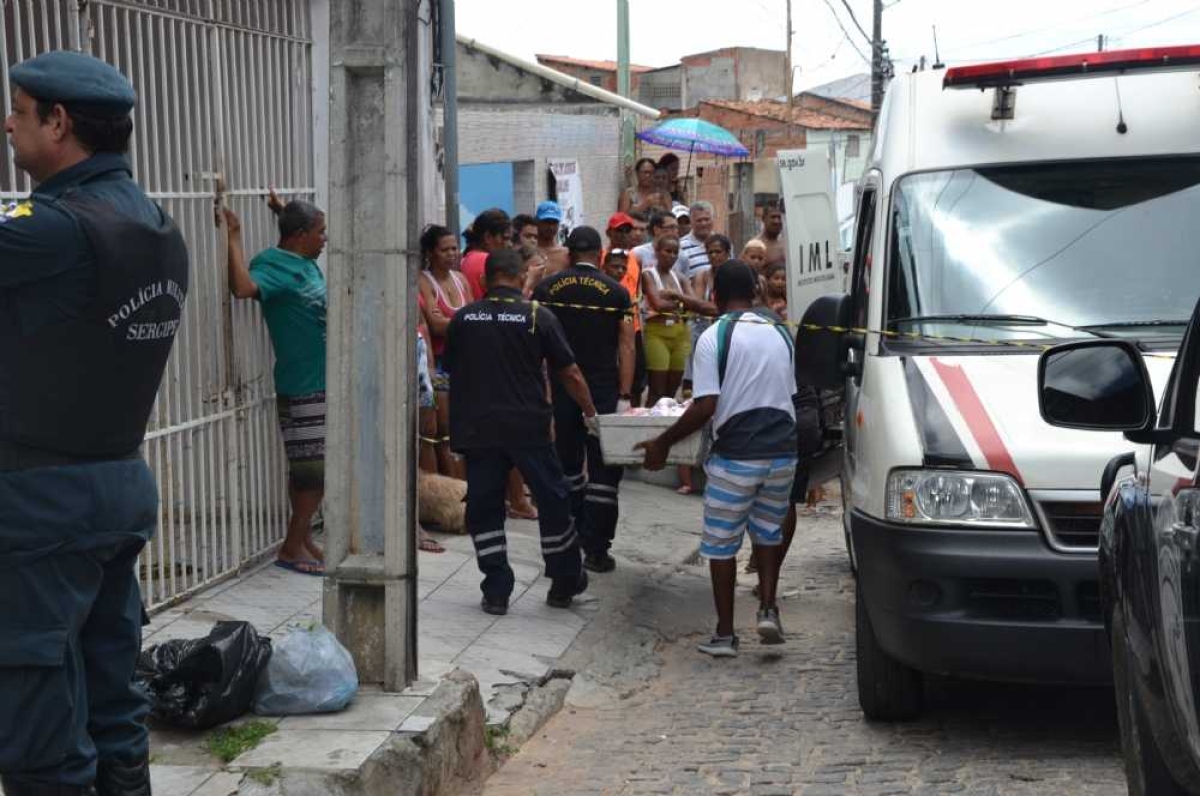 Momento em que o corpo de Daniele é recolhido pelo Instituto Médico Legal (Foto: Portal Infonet)