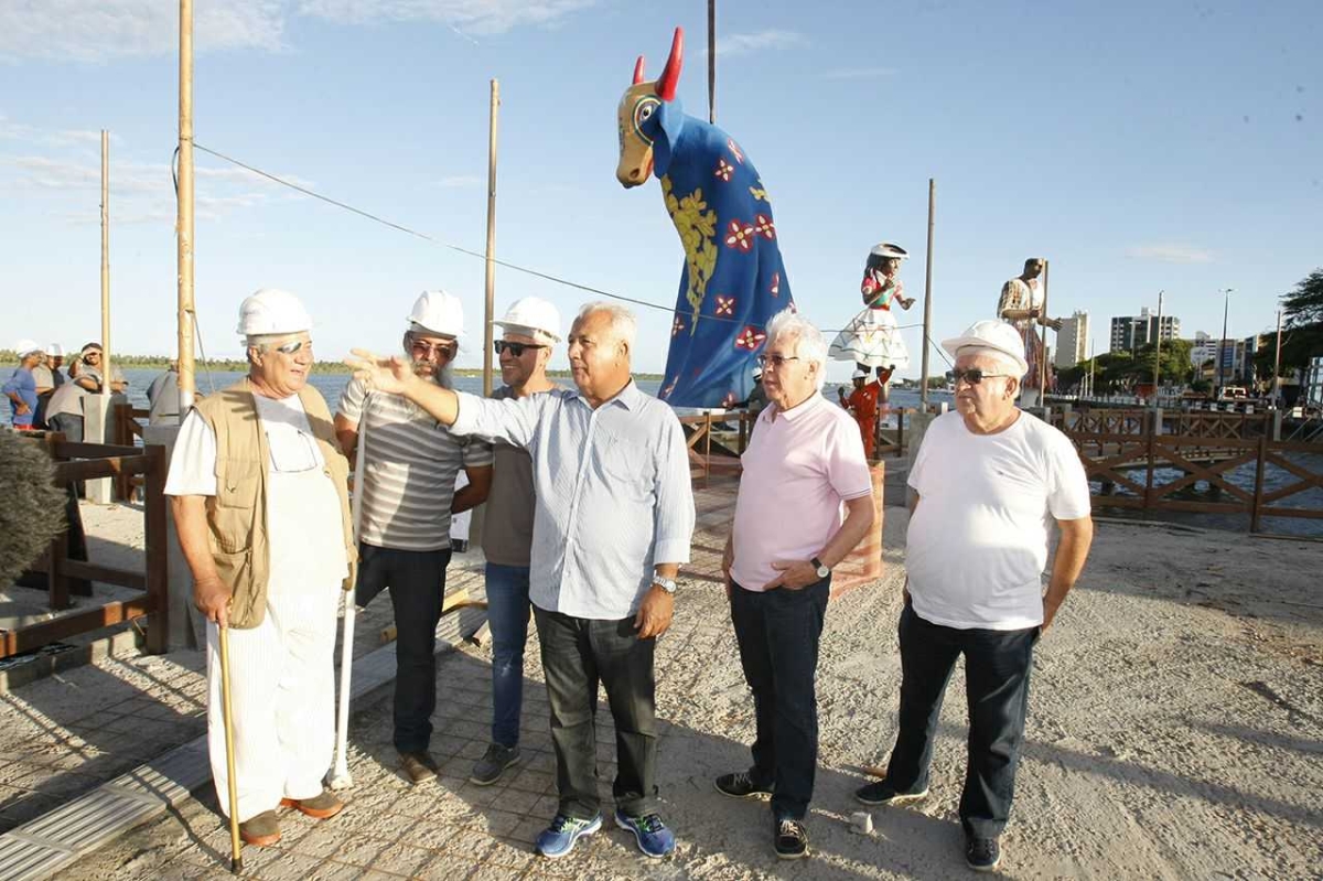 Esculturas folclóricas começam a ser montadas no Largo da Gente (Foto: Victor Ribeiro/ASN)