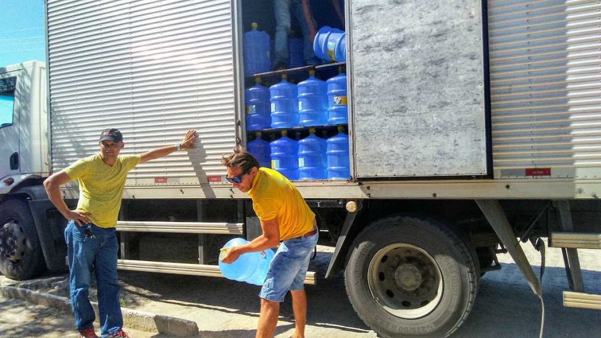 Defesa Civil distribui 52 mil litros de água mineral para famílias de Canindé e Poço Redondo (Foto: Assessoria Seidh/SE)