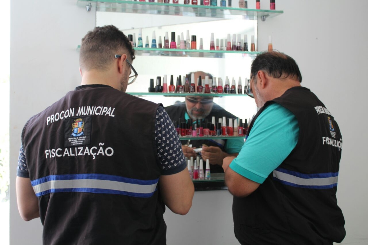 Salões de beleza são autuados por descumprimento do Código de Defesa do Consumidor (Foto: Maria Paula Vicari/PMA)