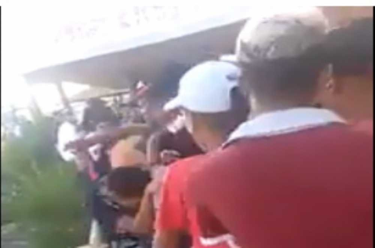 Briga generalizada ocorreu na Praia Formosa, na 13 de Julho (Foto: Reprodução/ Coisas de Socorro Notícias/Via Portal Infonet)