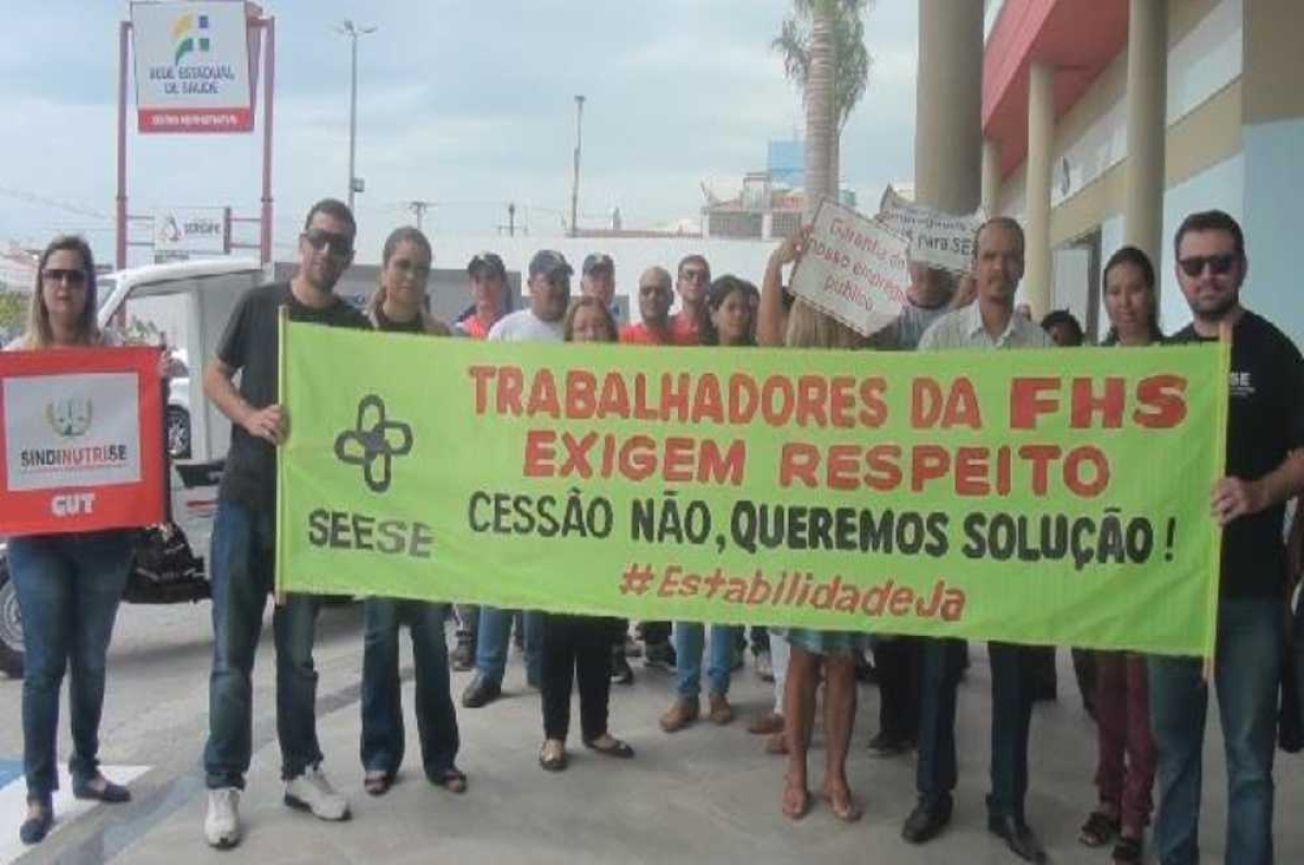 Trabalhadores da saúde protestaram durante solenidade de inauguração do novo prédio da SES (Foto: Portal Infonet)