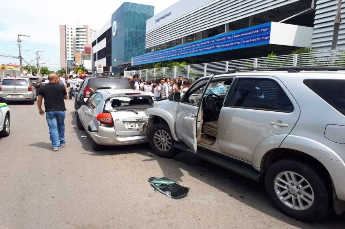 A pessoa que conduzia o veículo perdeu o controle e colidiu com outros carros (Foto: Reprodução/Redes Sociais/Enviado por Internauta/Via Portal Infonet)