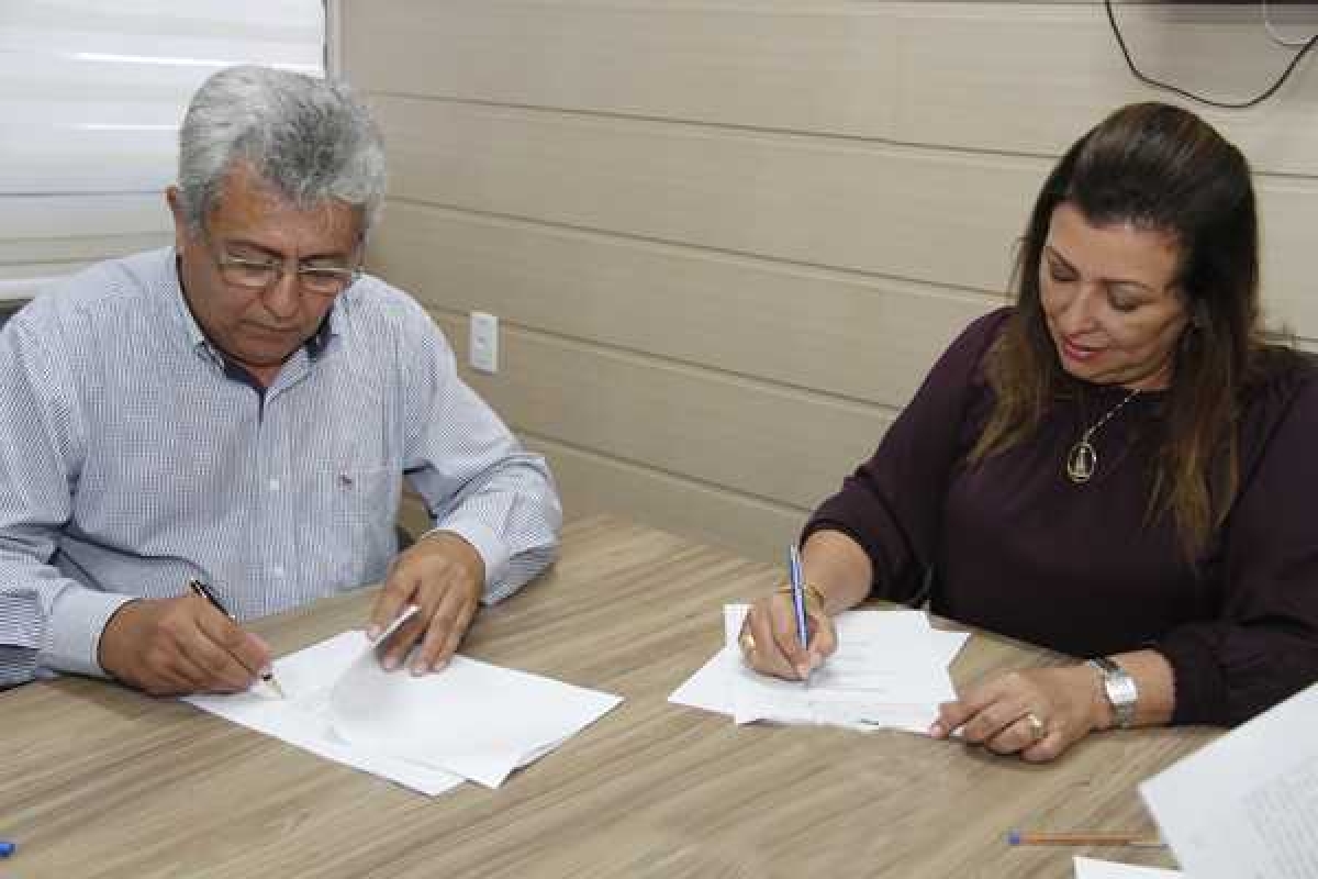 Conselheira firma Termo de Ajustamento para melhorar Educação no município de Estância (Foto: TCE/SE)