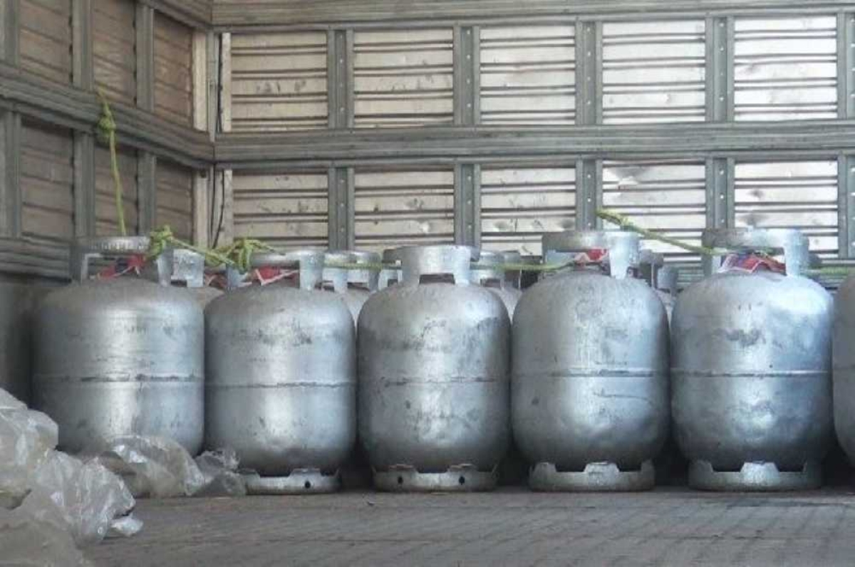 Botijões foram apreendidos e levados para Detur. Procon e ANP darão destino aos produtos (Foto: Portal Infonet) 